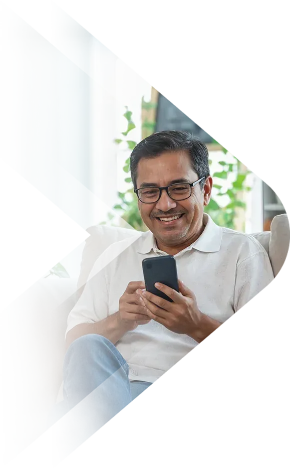 Beneficiário do INSS simulando empréstimo consignado no app Konsi