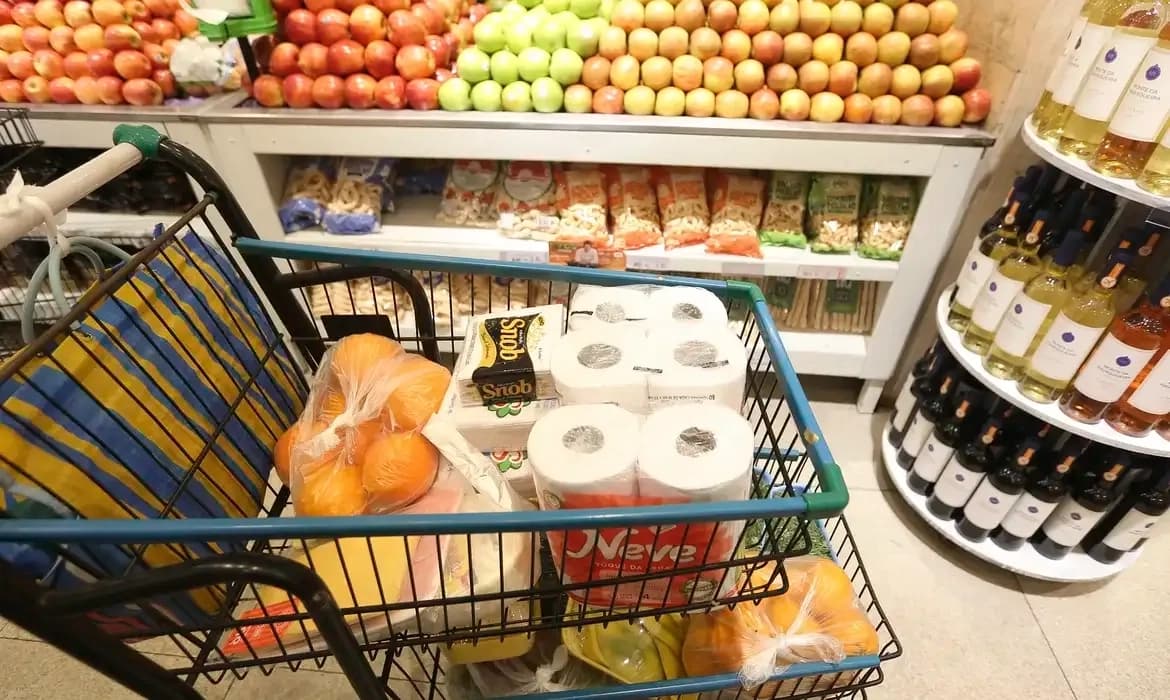 MG: Vale-alimentação pode ser estendido a todos os servidores; entenda