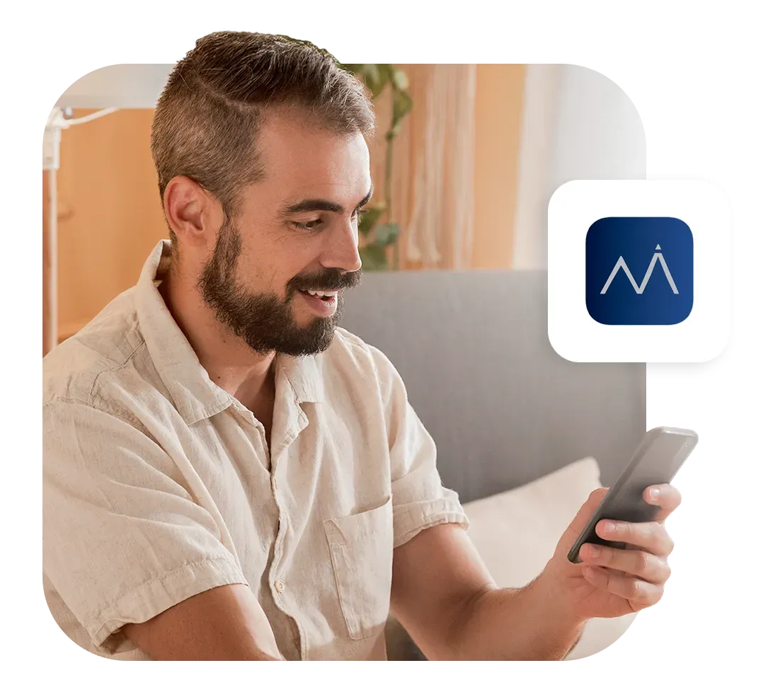 Homem sorridente simulando empréstimo no app Konsi