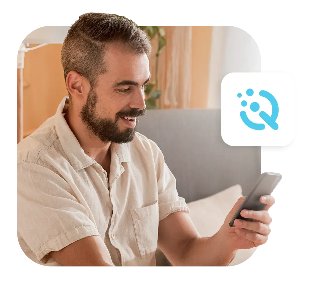 Homem sorridente simulando empréstimo no app Konsi