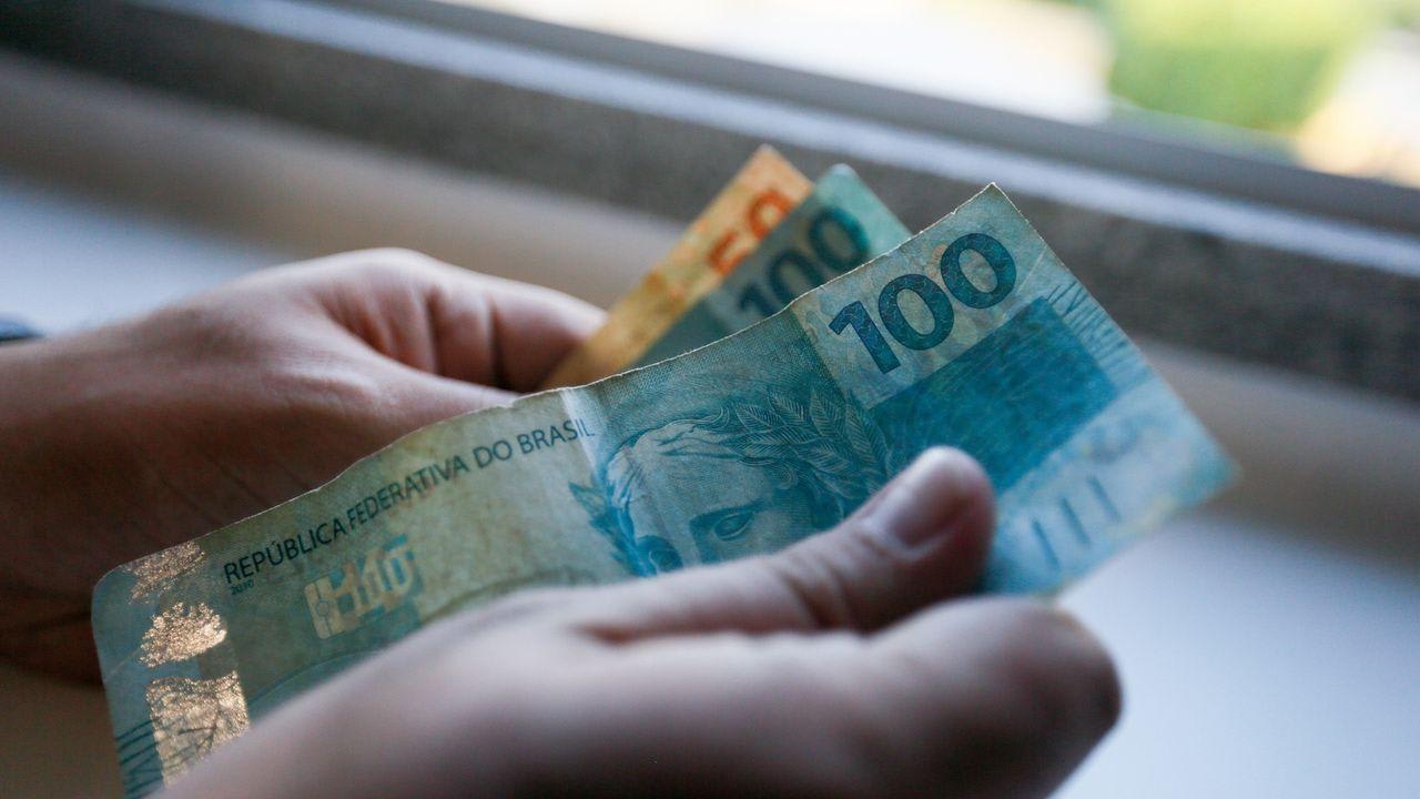 Aposentados do INSS acima do mínimo: entenda os pagamentos de fevereiro e o reajuste anual