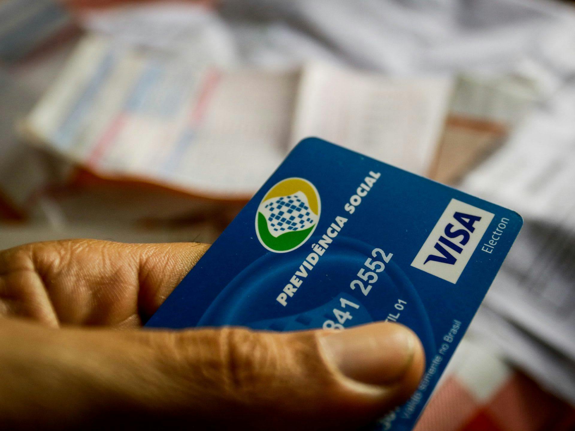 INSS define prazo para bancos reduzirem juros do cartão consignado