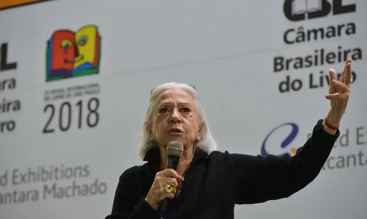 Fernanda Montenegro é dada como morta pelo INSS e entra com ação na Justiça