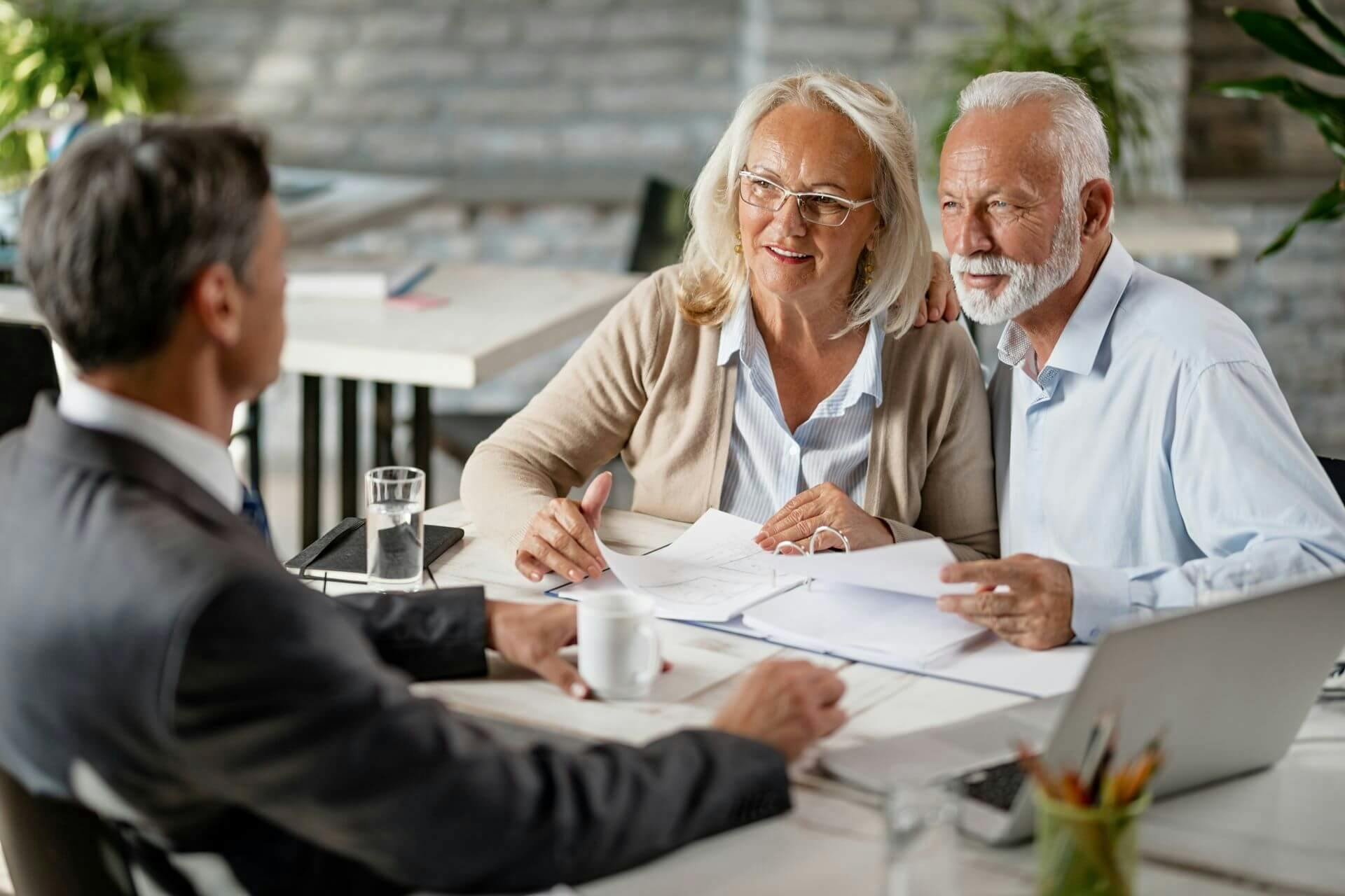 Conheça os benefícios assegurados para idosos de 60 anos ou mais.
