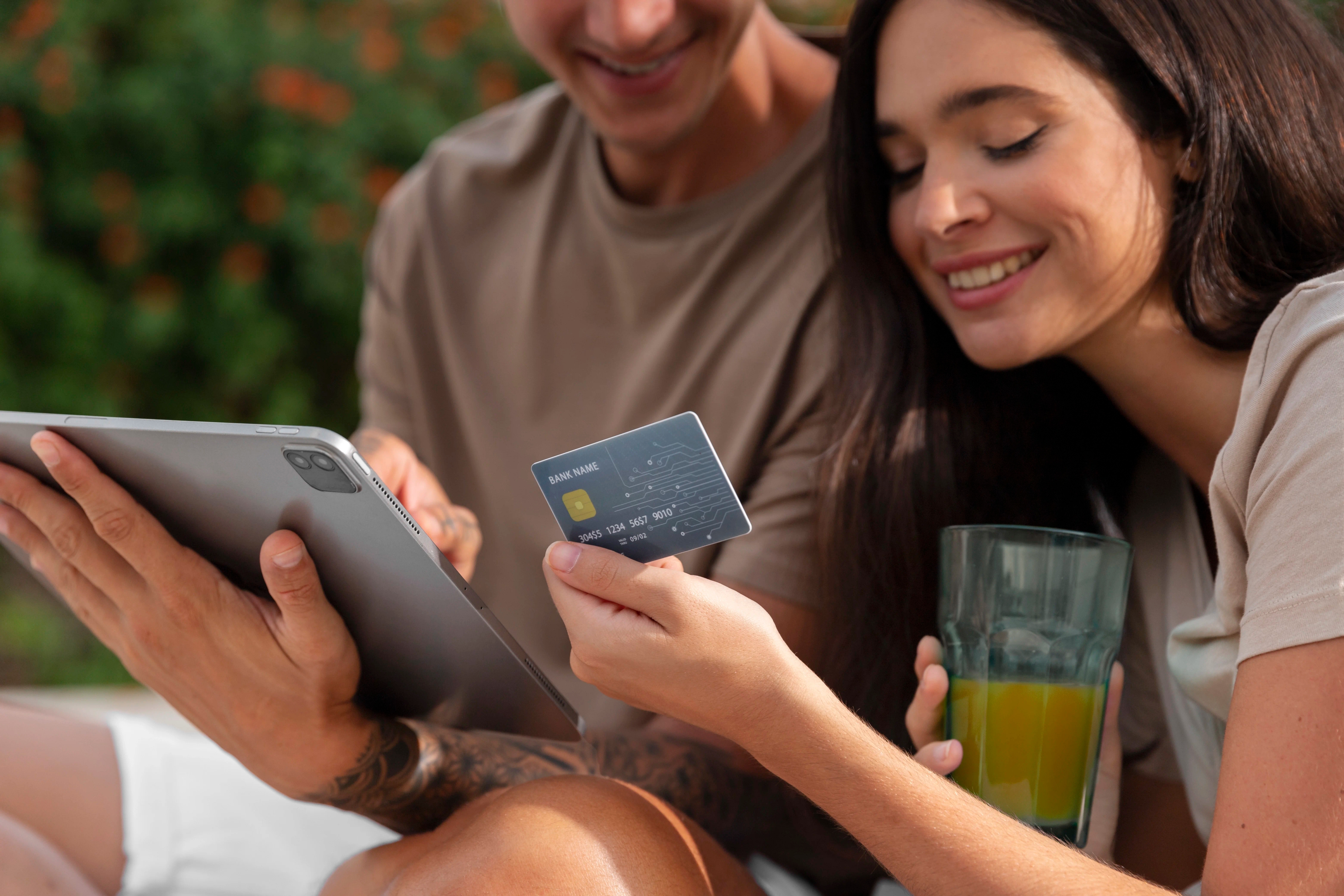 Cashback, programa de pontos e mais: quais cartões de crédito consignado oferecem benefícios?