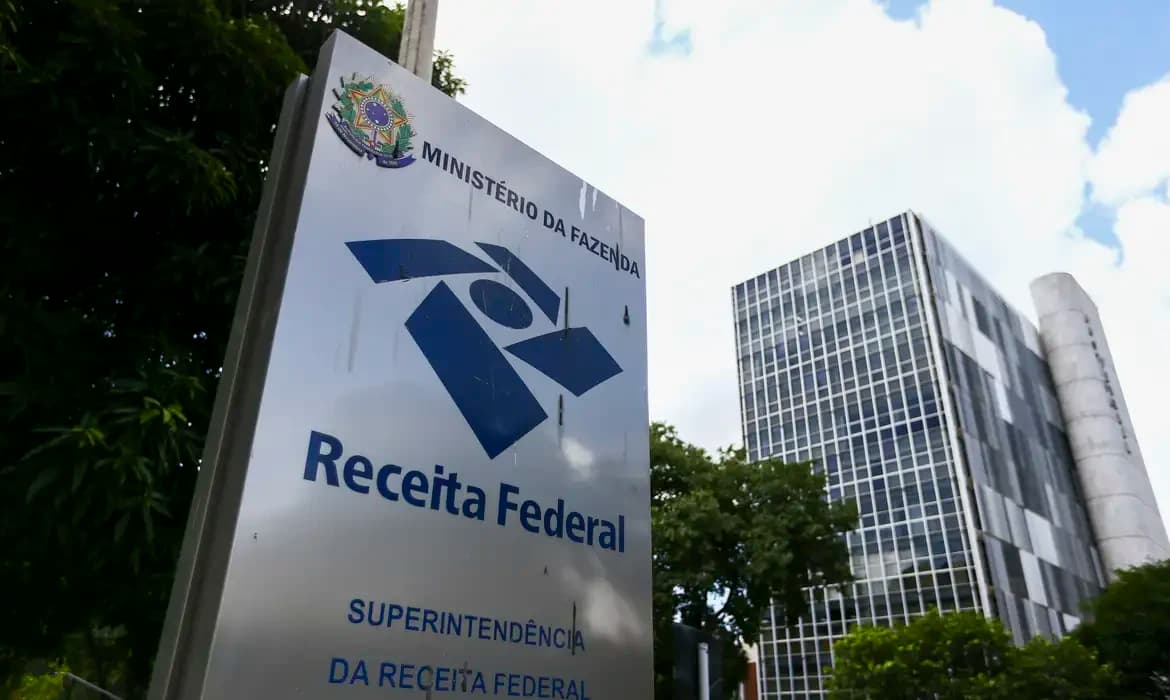 Receita Federal nega Imposto de Renda menor a funcionário público