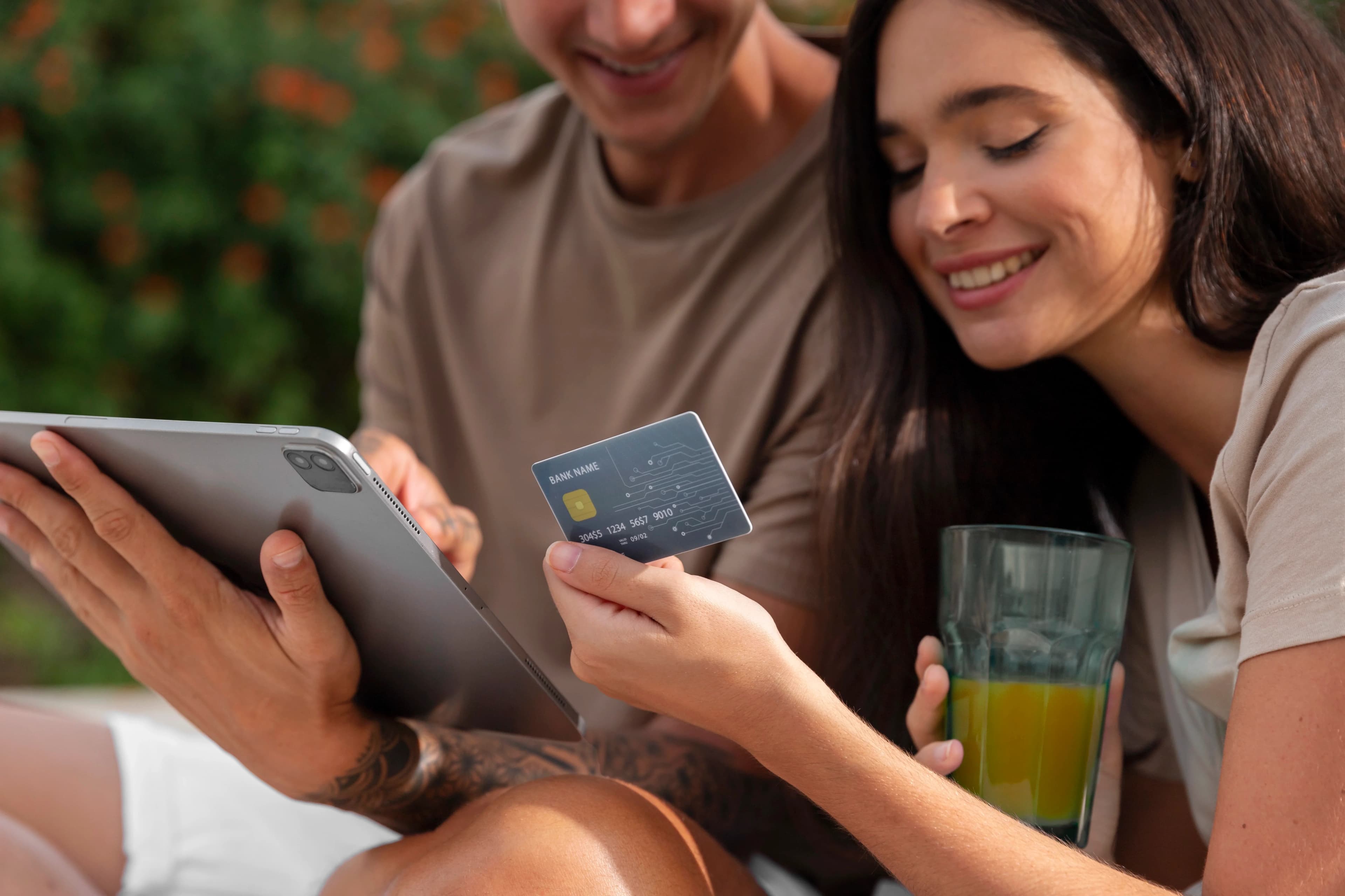Cashback, programa de pontos e mais: quais cartões de crédito consignado oferecem benefícios?