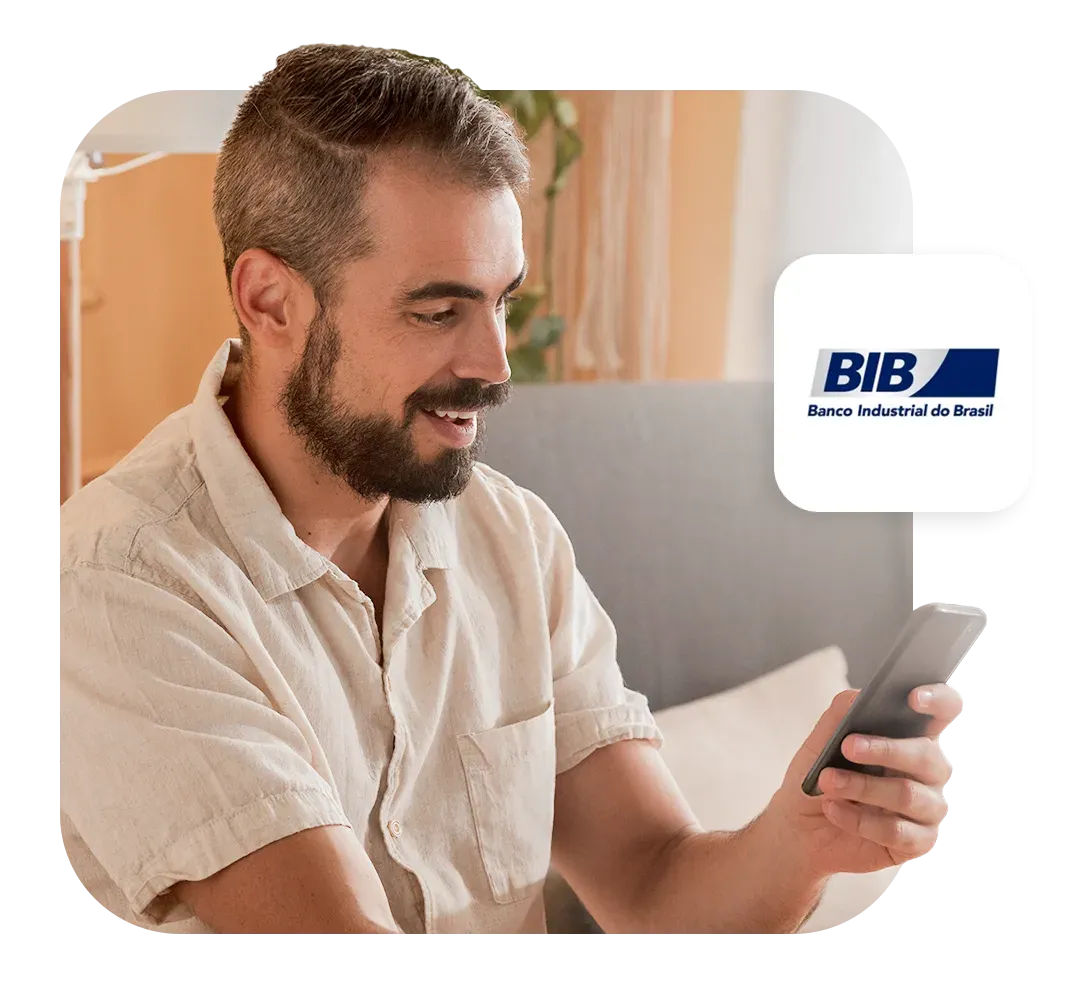 Homem sorridente simulando empréstimo no app Konsi