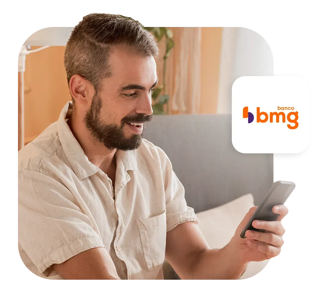 Homem sorridente simulando empréstimo no app Konsi