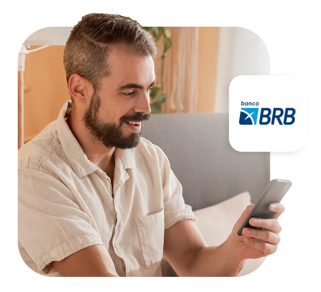 Homem sorridente simulando empréstimo no app Konsi