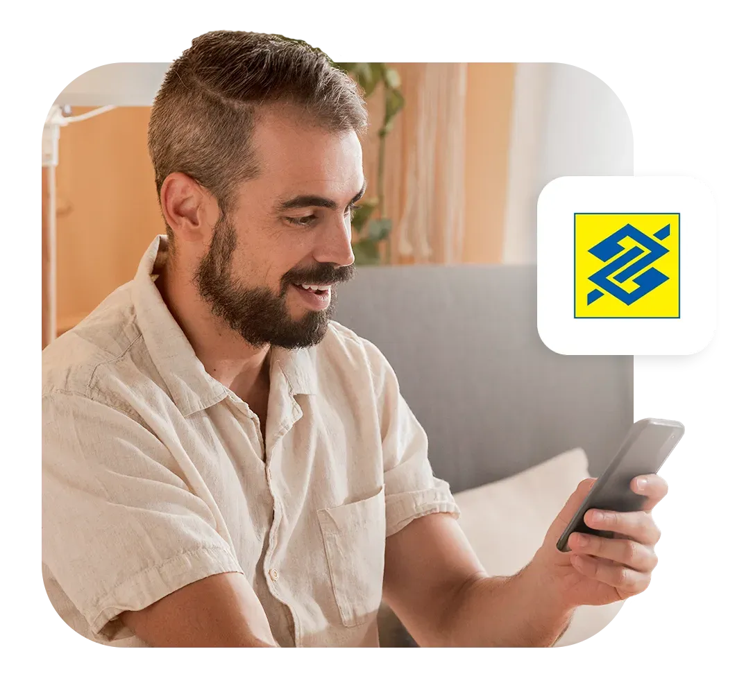 Homem sorridente simulando empréstimo no app Konsi