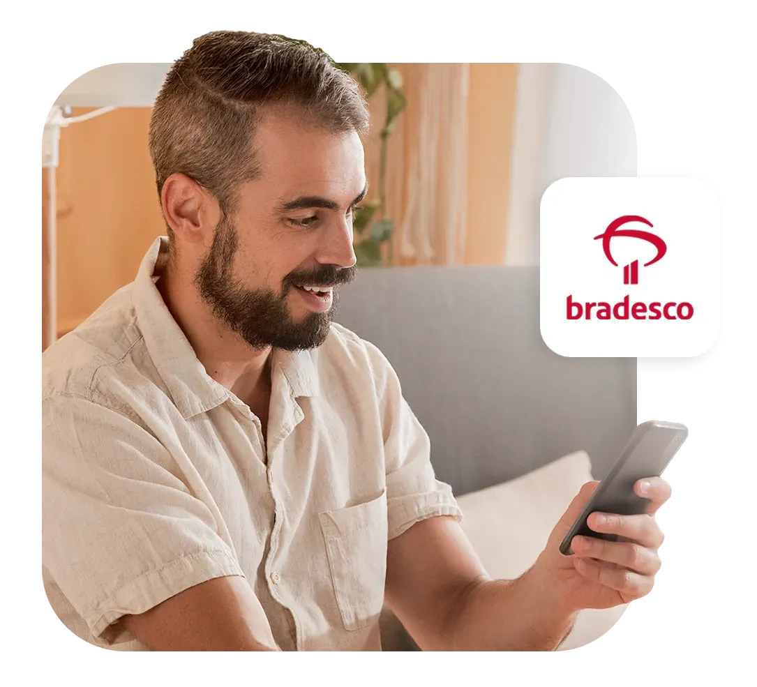 Homem sorridente simulando empréstimo no app Konsi