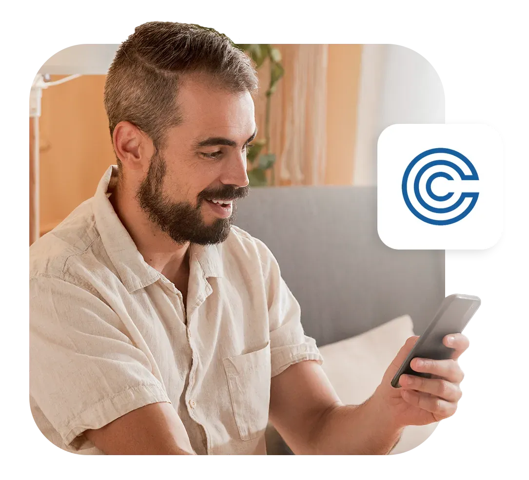 Homem sorridente simulando empréstimo no app Konsi