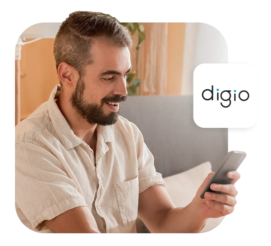 Homem sorridente simulando empréstimo no app Konsi