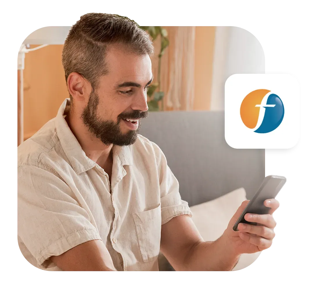 Homem sorridente simulando empréstimo no app Konsi