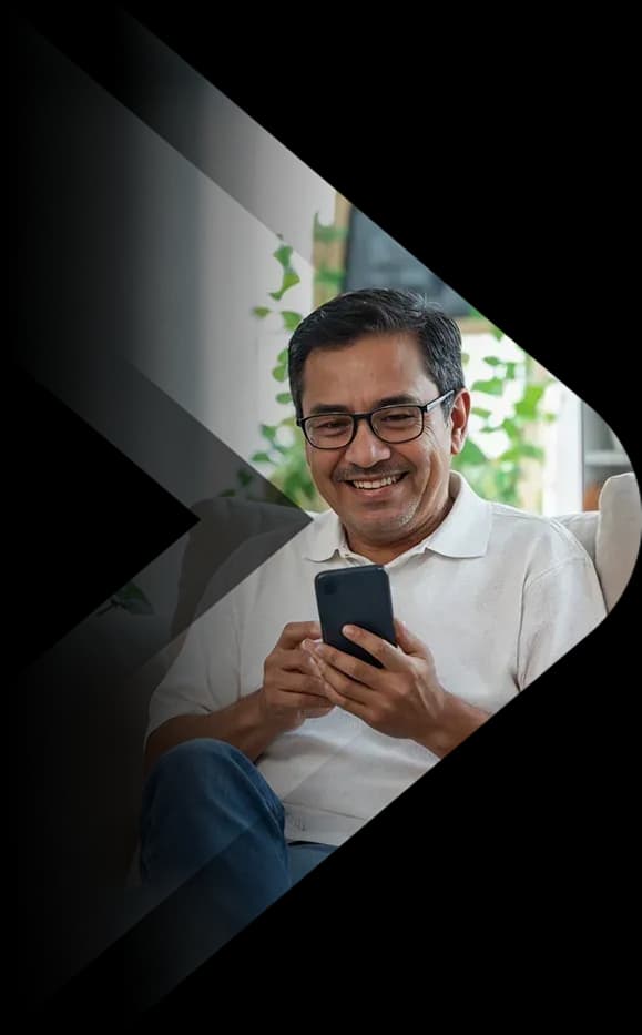 Beneficiário do INSS simulando empréstimo consignado no app Konsi