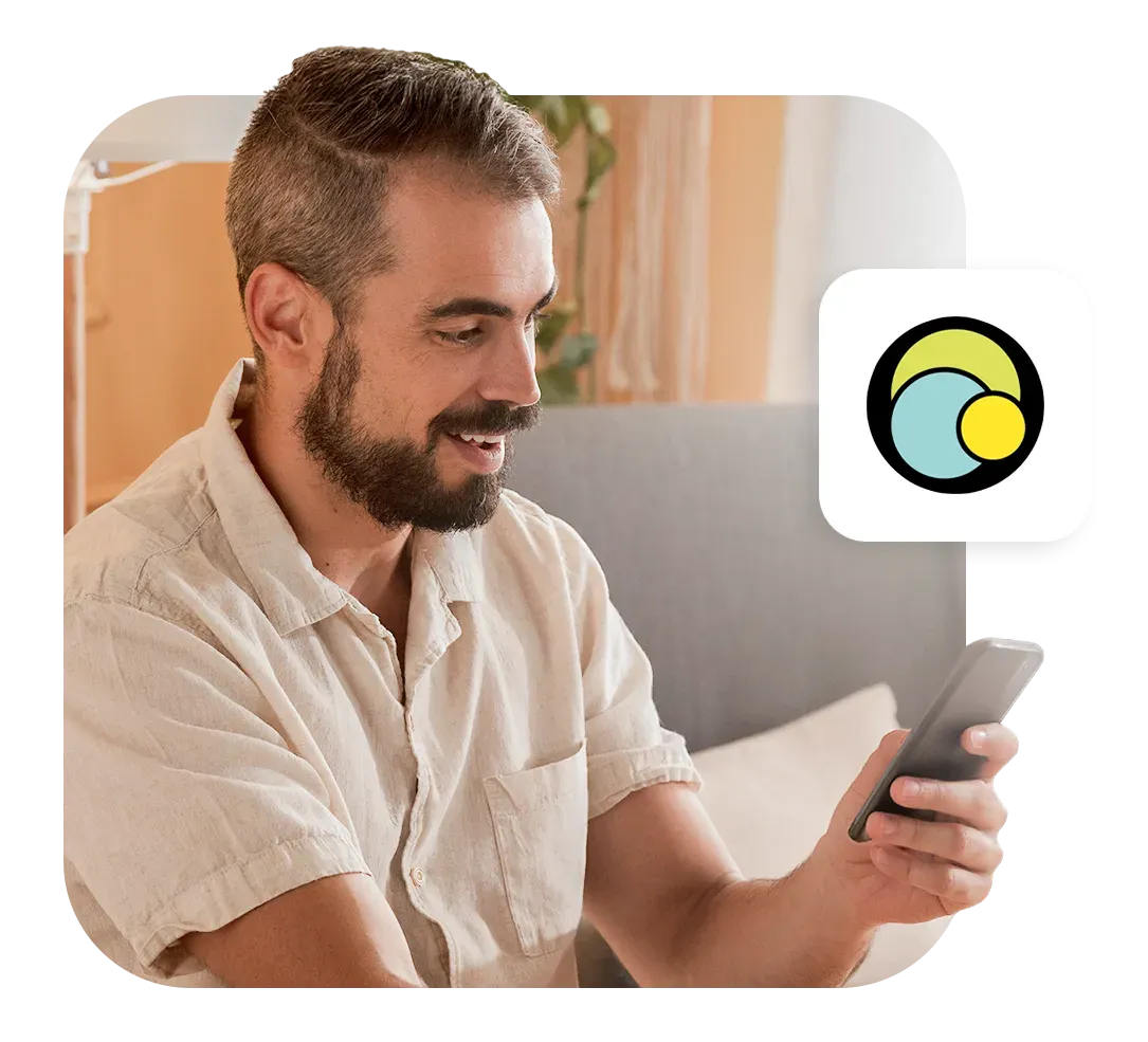 Homem sorridente simulando empréstimo no app Konsi