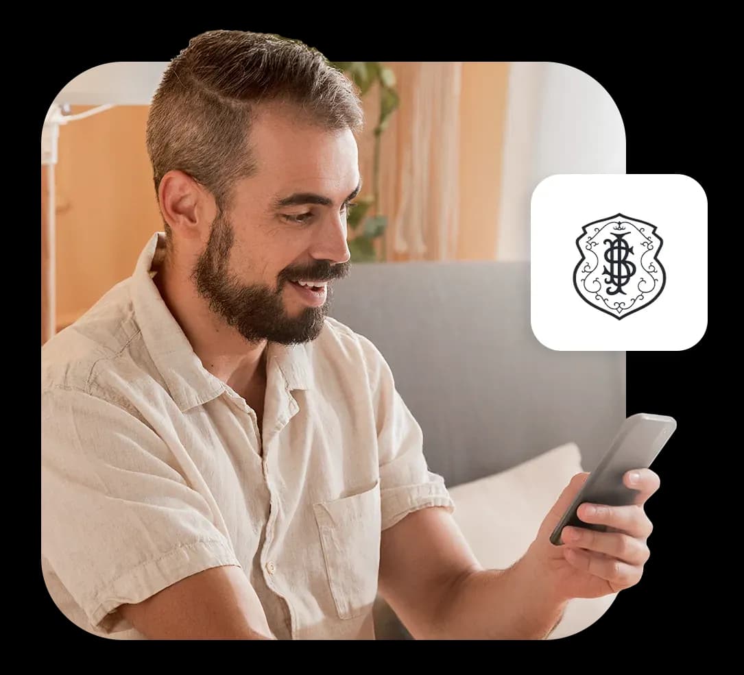 Homem sorridente simulando empréstimo no app Konsi