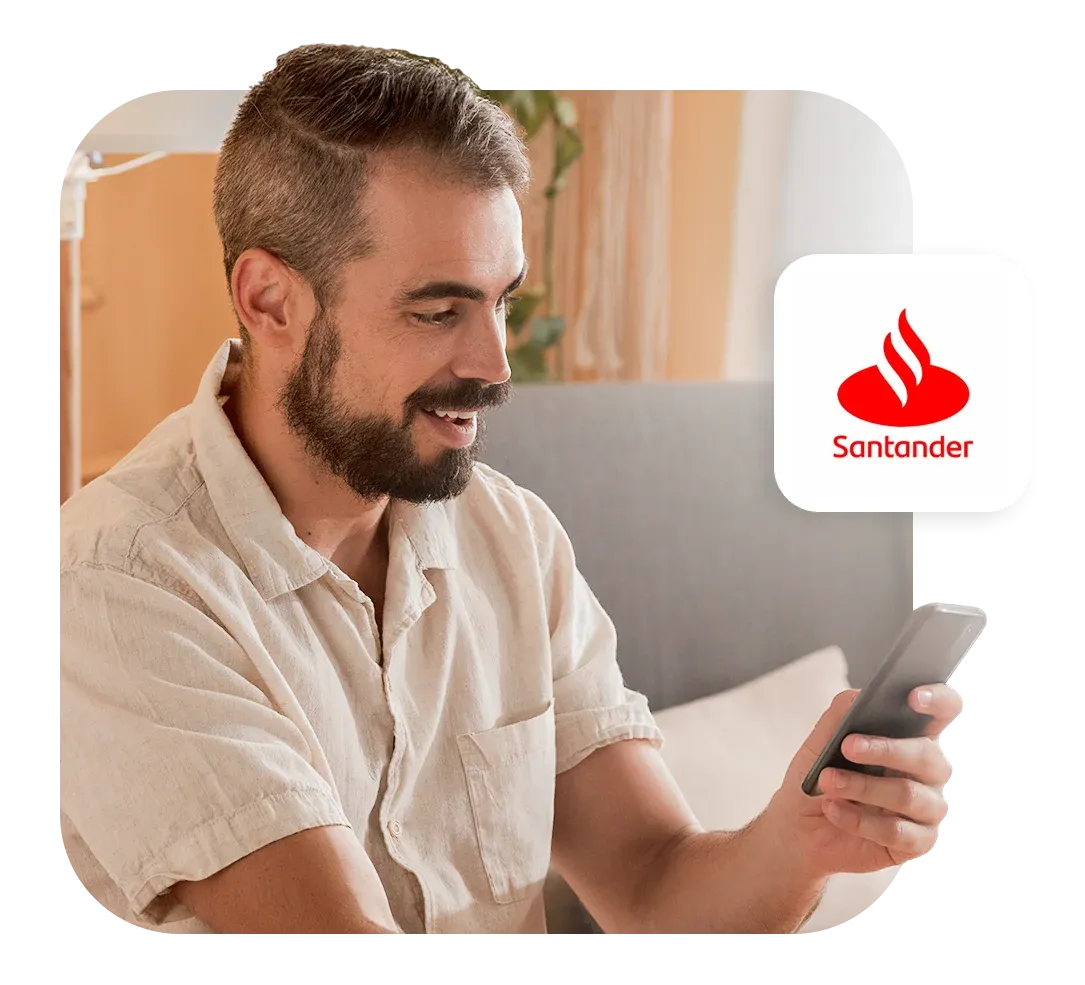 Homem sorridente simulando empréstimo no app Konsi