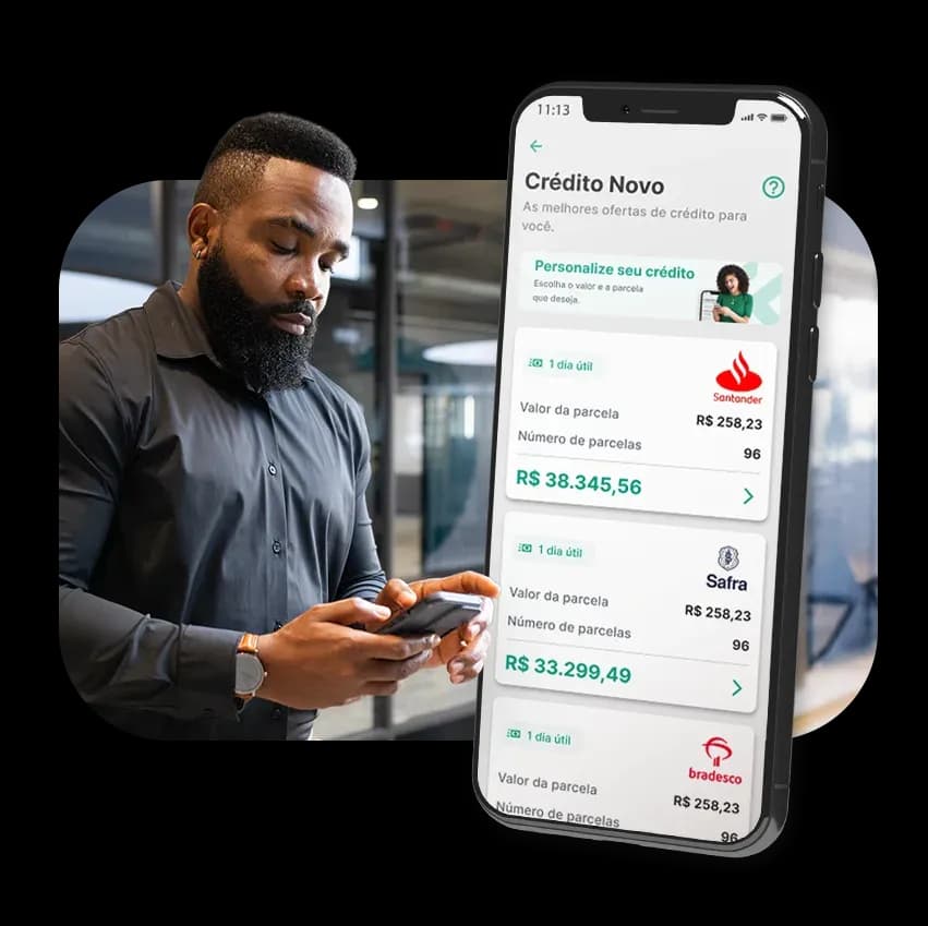 Homem usando smartphone para simular empréstimo para negativado no app Konsi, com opções de crédito e parcelas de bancos