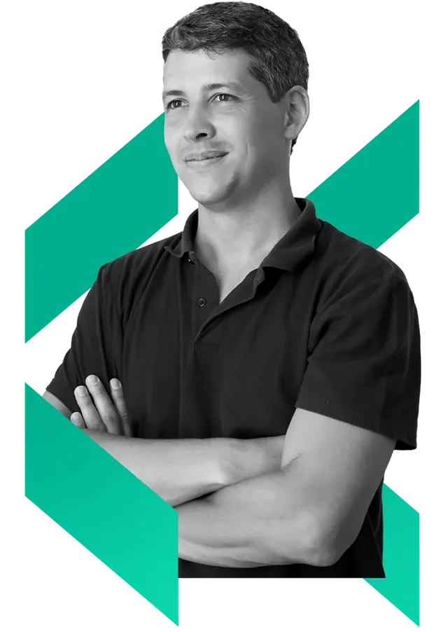 Trabalhador celetista com expressão confiante e braços cruzados