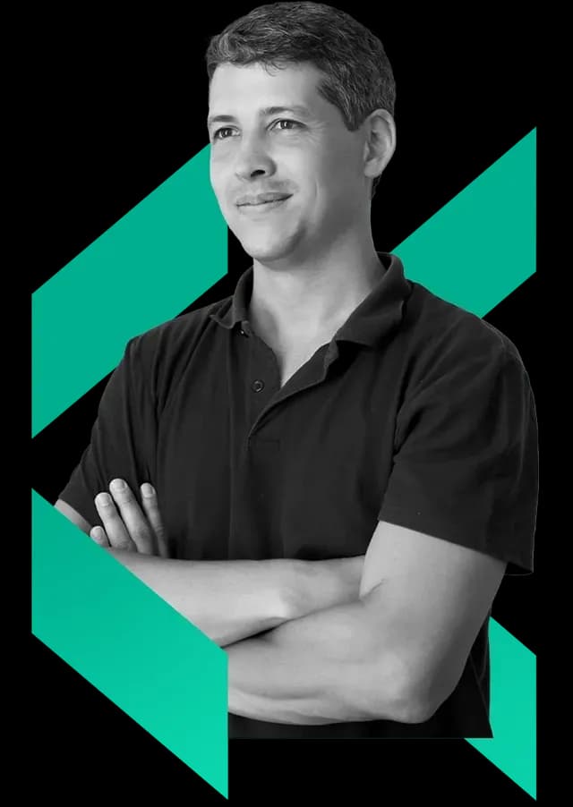 Trabalhador celetista com expressão confiante e braços cruzados