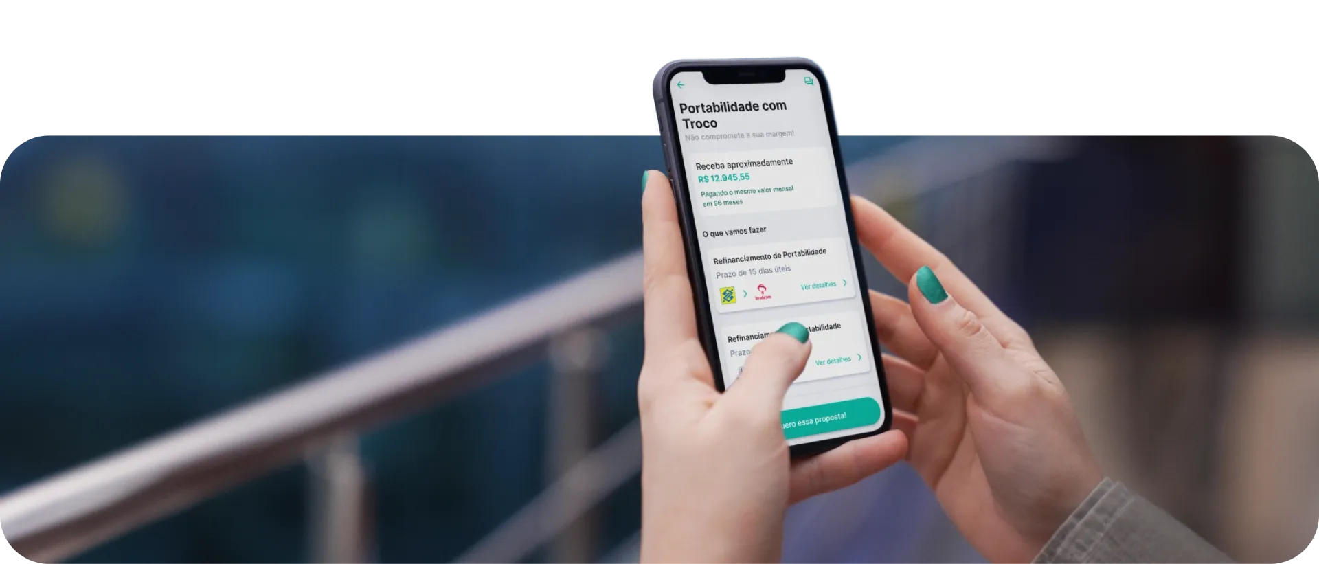 Pessoa usando app Konsi de troca de créditos e portabilidade de consignado