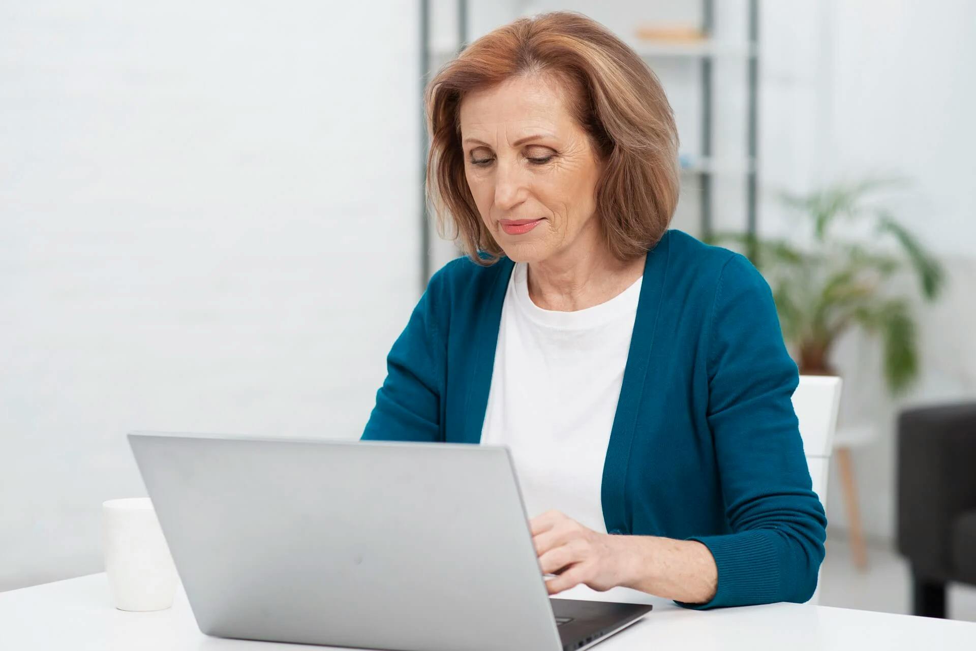 mulher idosa fazendo agendamento online pelo notebook