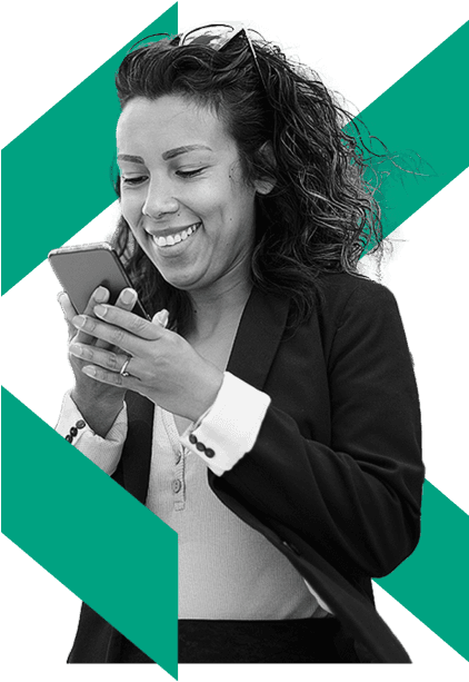 Mulher sorridente calculando a sua margem consignável na Konsi pelo seu smartphone.