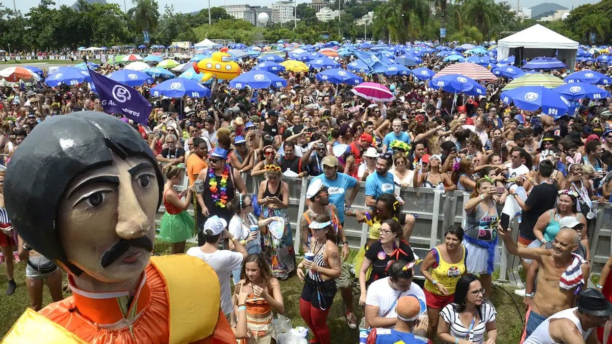 Que dia cai o salário no mês do Carnaval?