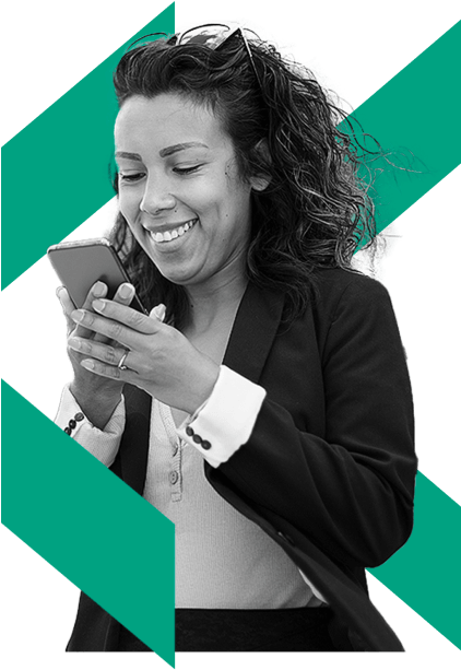 Mulher sorridente calculando a sua margem consignável na Konsi pelo seu smartphone.